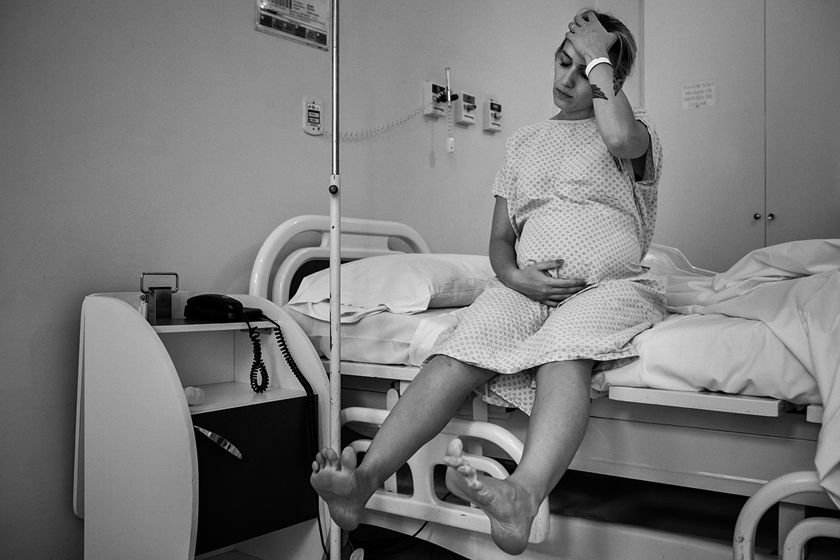 mulher em trabalho de parto no momento entre contrações