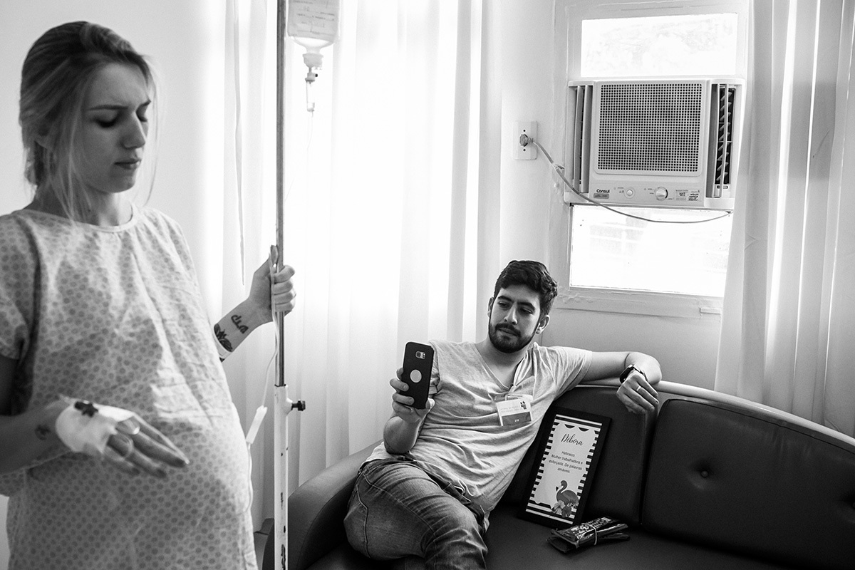 marido filmando esposa na maternidade