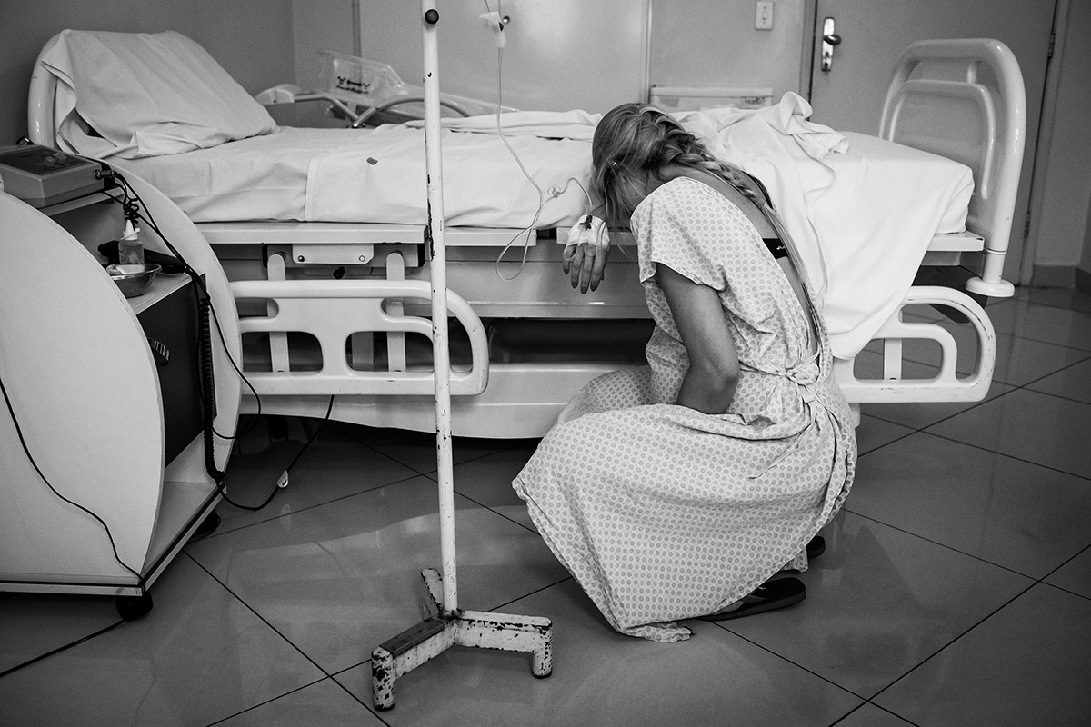 mulher agachada em momento de trabalho de parto