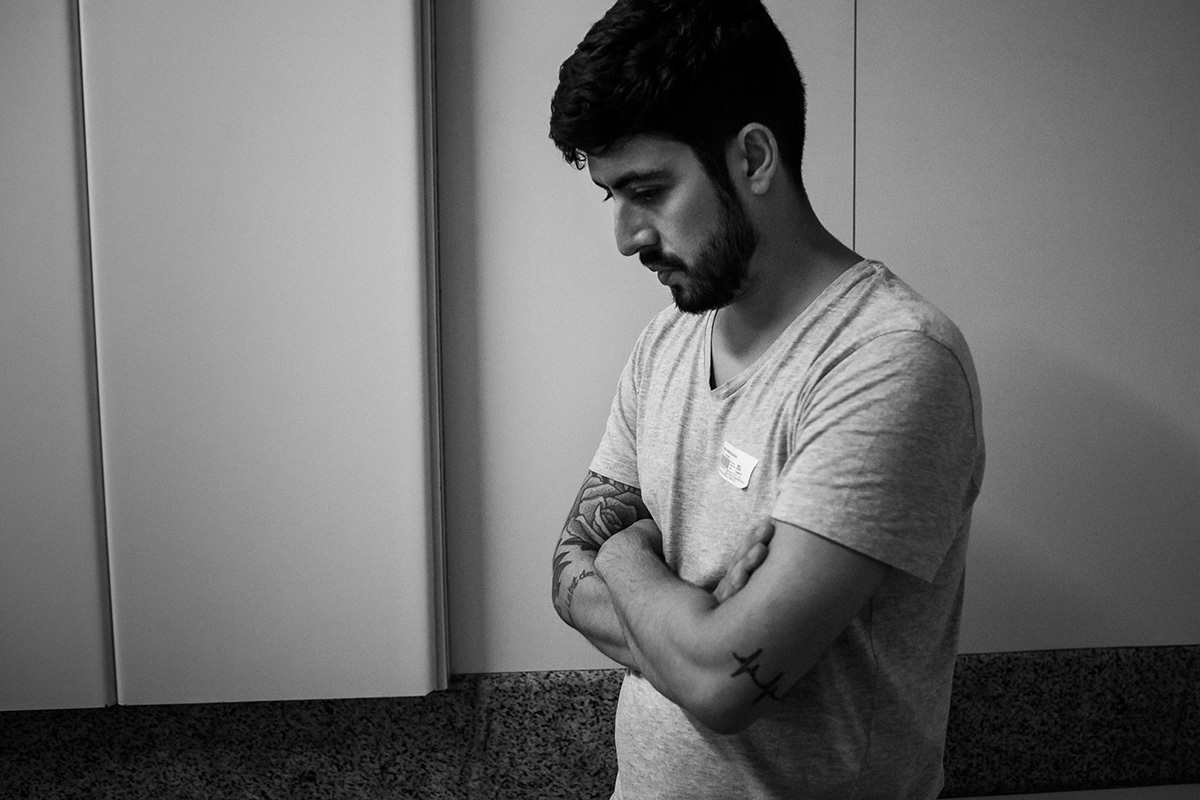 marido apreensivo esperando ser liberado para acompanhar sua esposa durante o parto