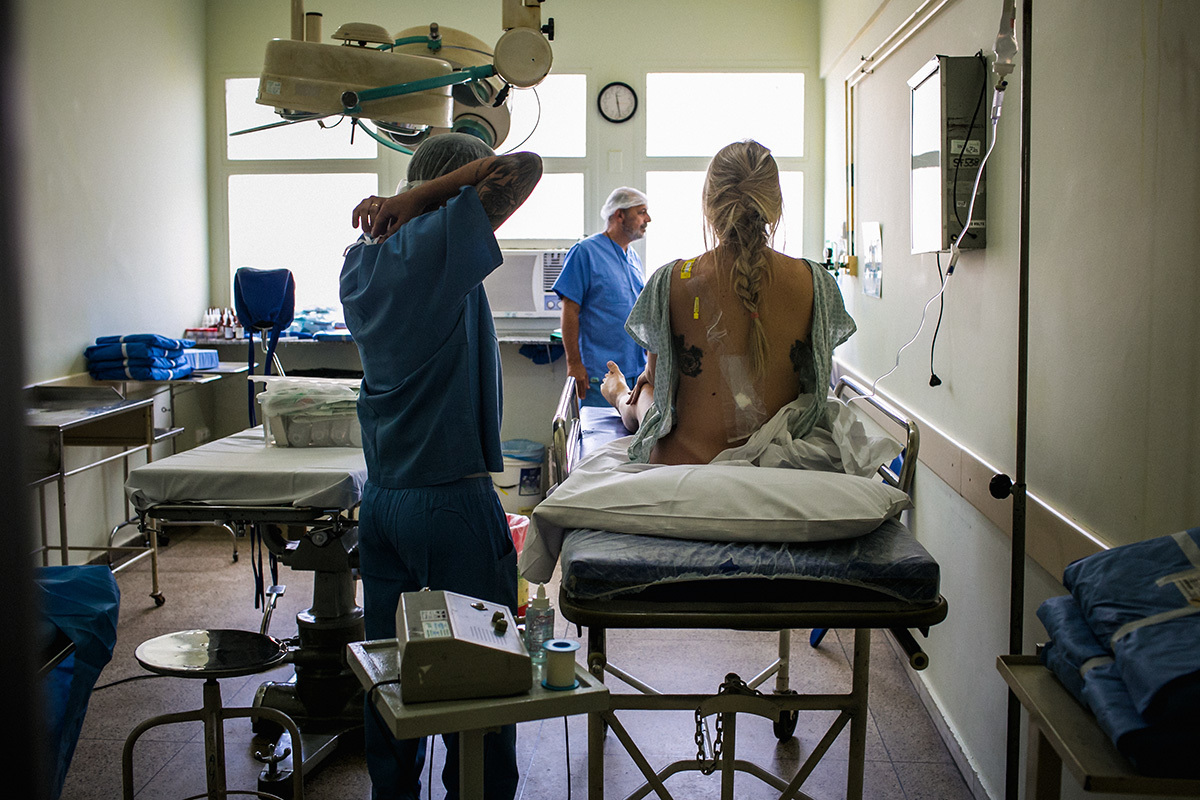casal com o obstetra na sala de parto