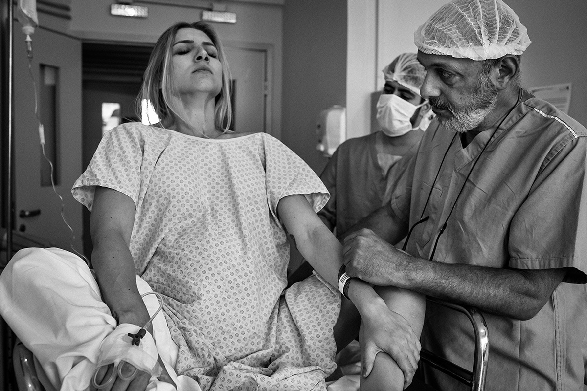 Mulher na sala de parto respirando fundo no momento de contração