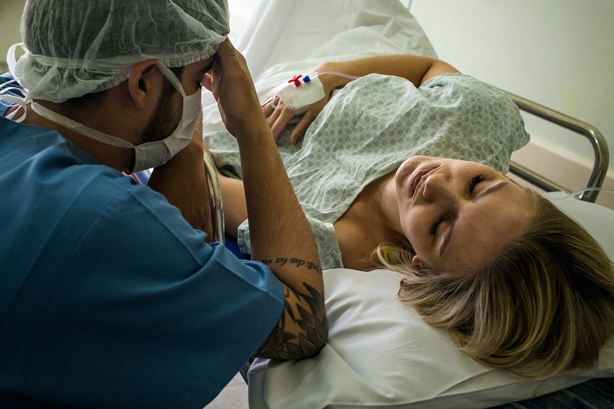 Esposa e marido tensos na sala de parto