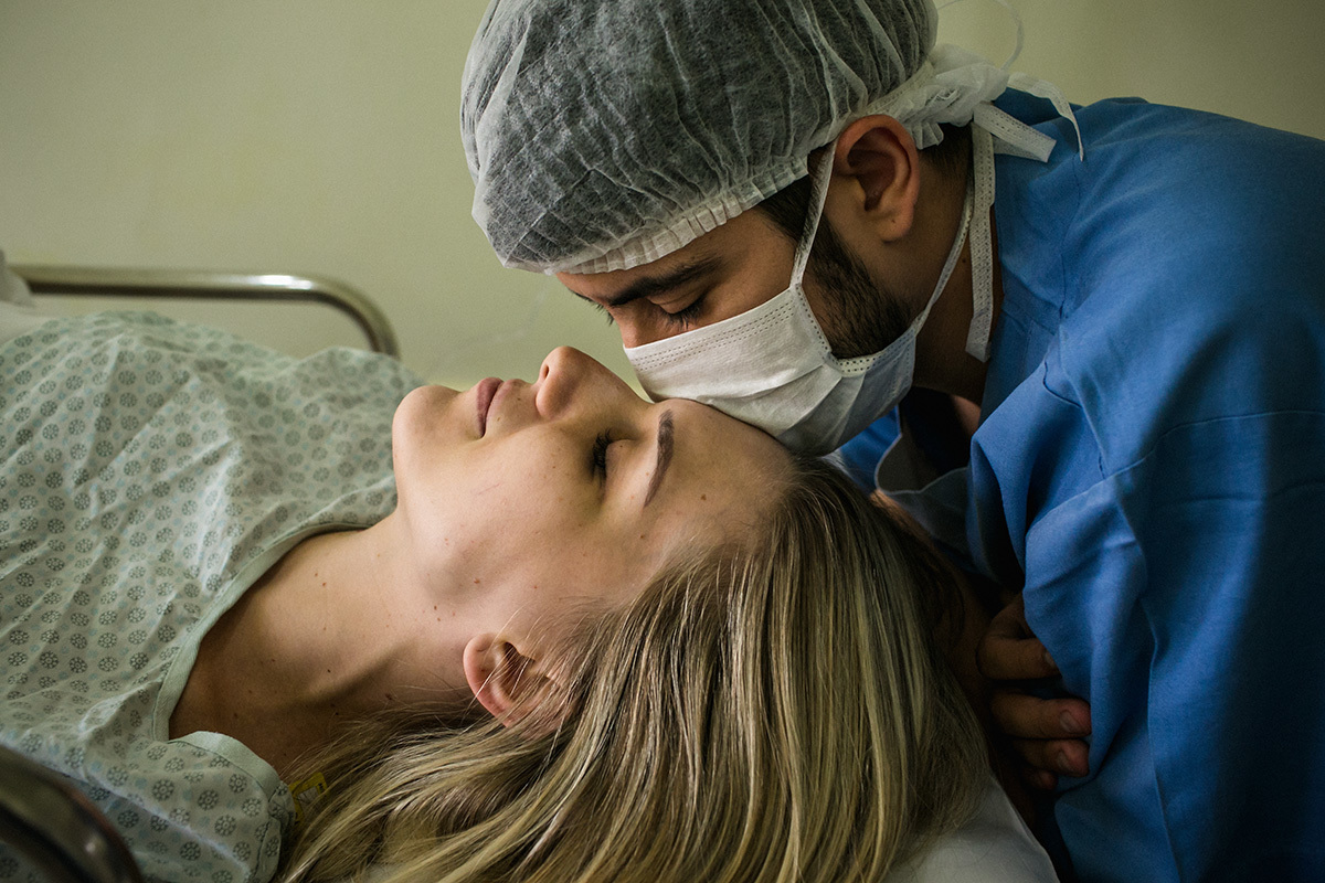 casal em momento de carinho na sala de parto da maternidade Santa Fé, por Adriana Costa