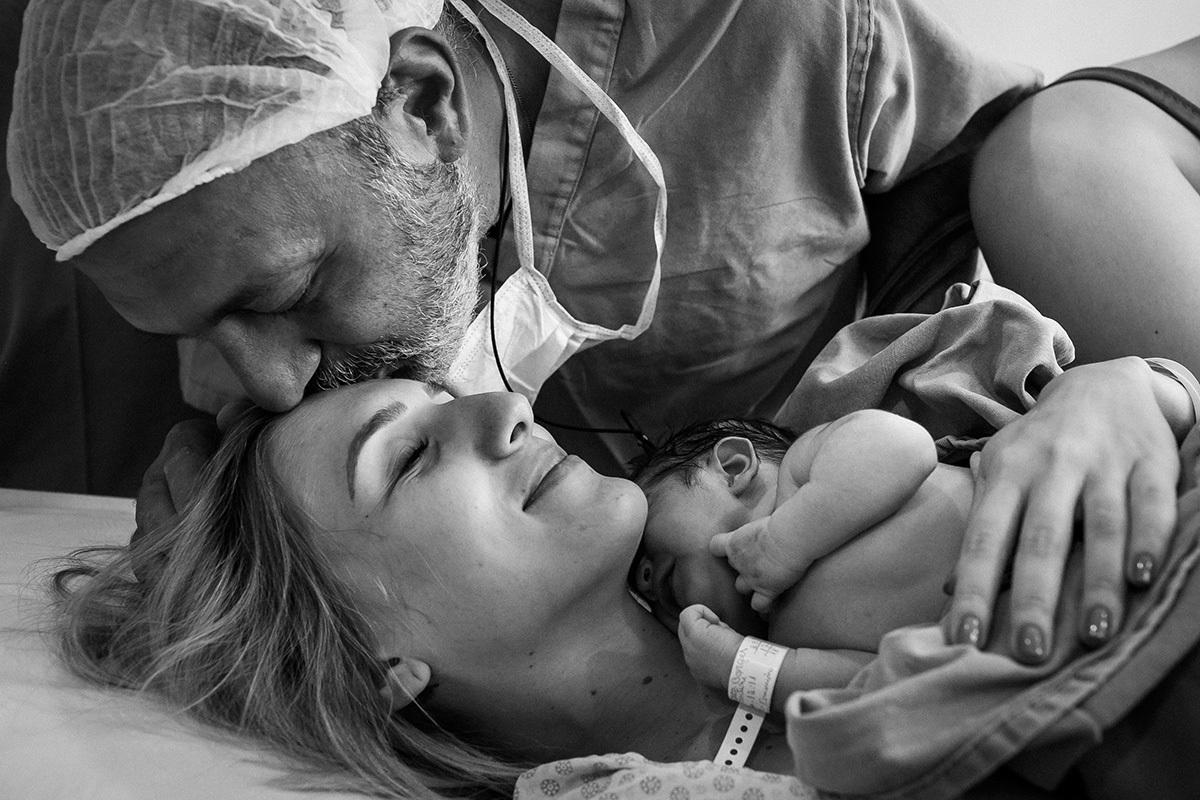 Adriana Costa fotografou médico beijando sua cliente ao entregar seu bebê que acabou de nascer