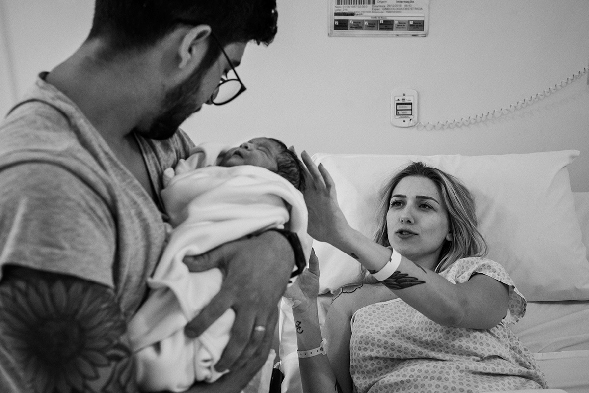 Adriana Costa fotografou pais cuidando do bebê logo após o nascimento