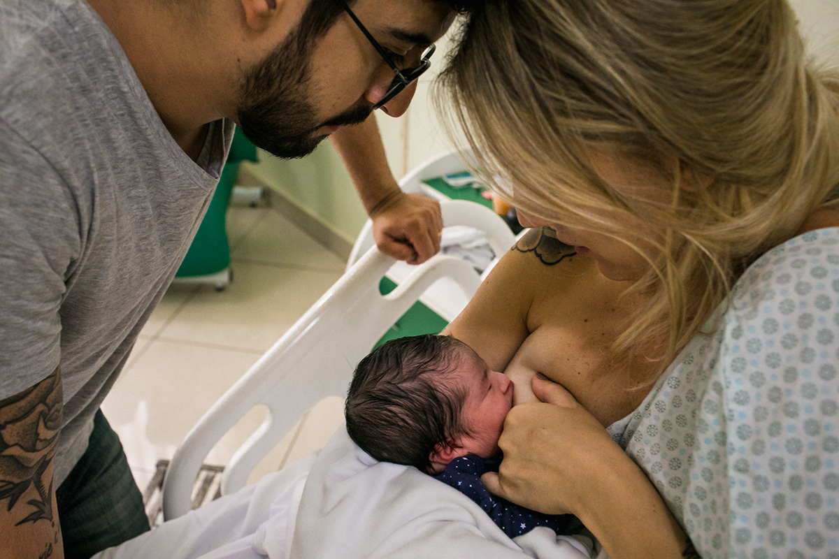 marido observado sua esposa amamentar pela primeira vez sua filha, por adrianacostafotos