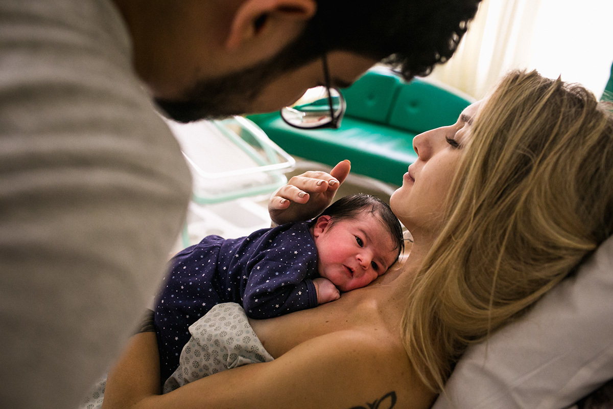 pais curtindo sua filha após o parto