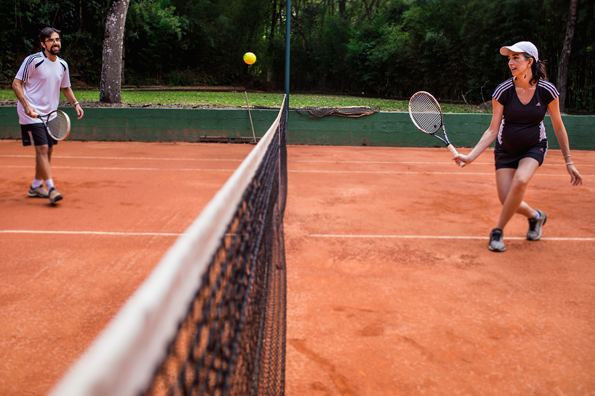 casal grávido em uma partida de tênis