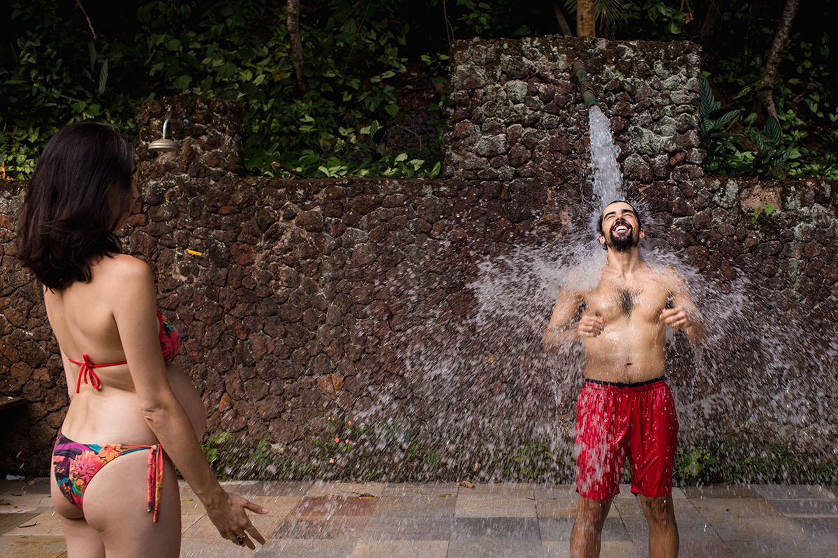 casal grávido tomando banho de ducho no clube no qual se conheceram