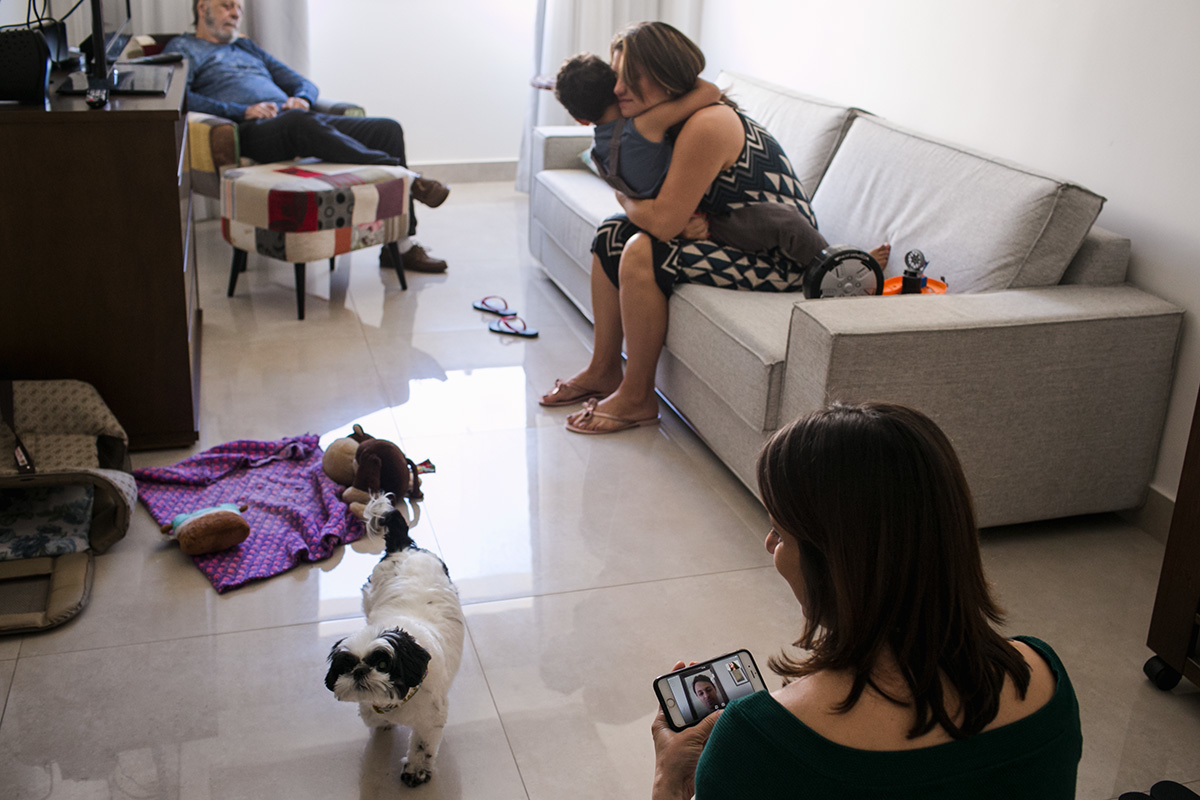 família da gestante reunida na sala de TV
