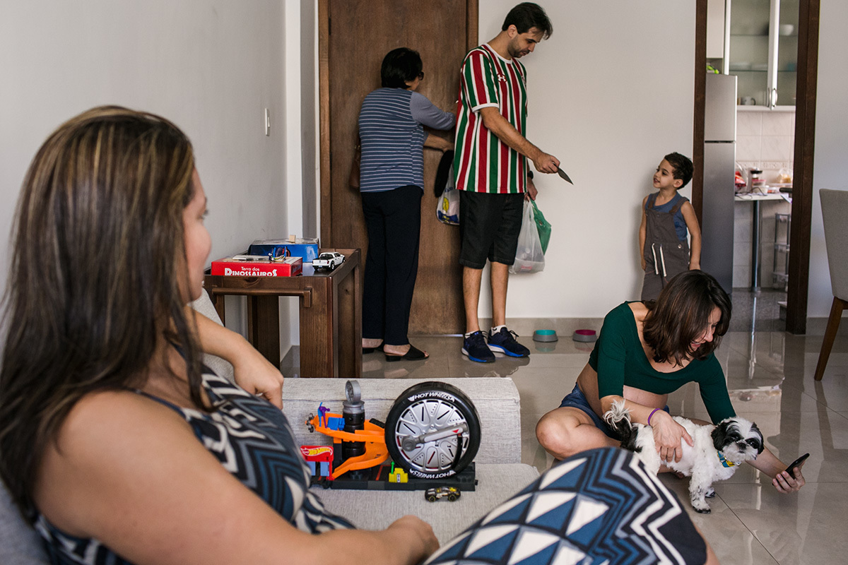 pai chegando em casa e dando para o filho figurinhas de álbum