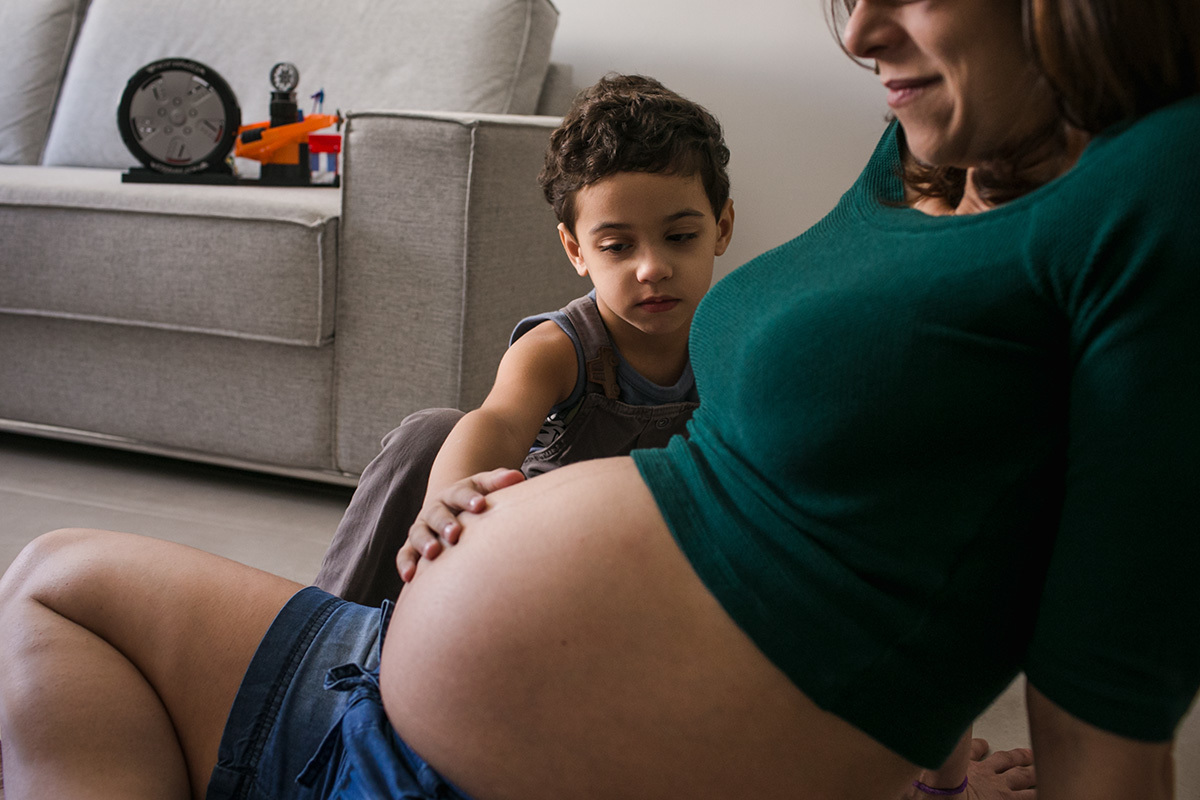 sobrinho vendo a barriga da tia que está gravida, por adrianacostafotos