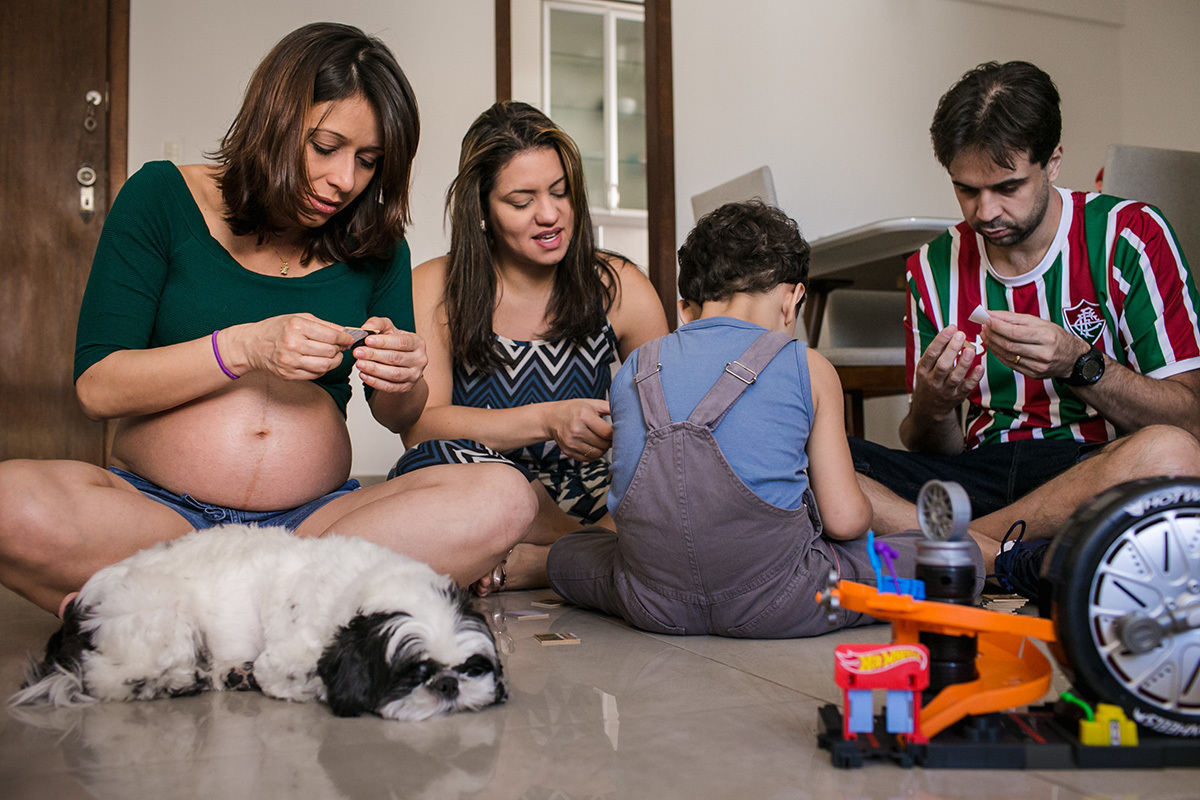 família brincando todos juntos em casa