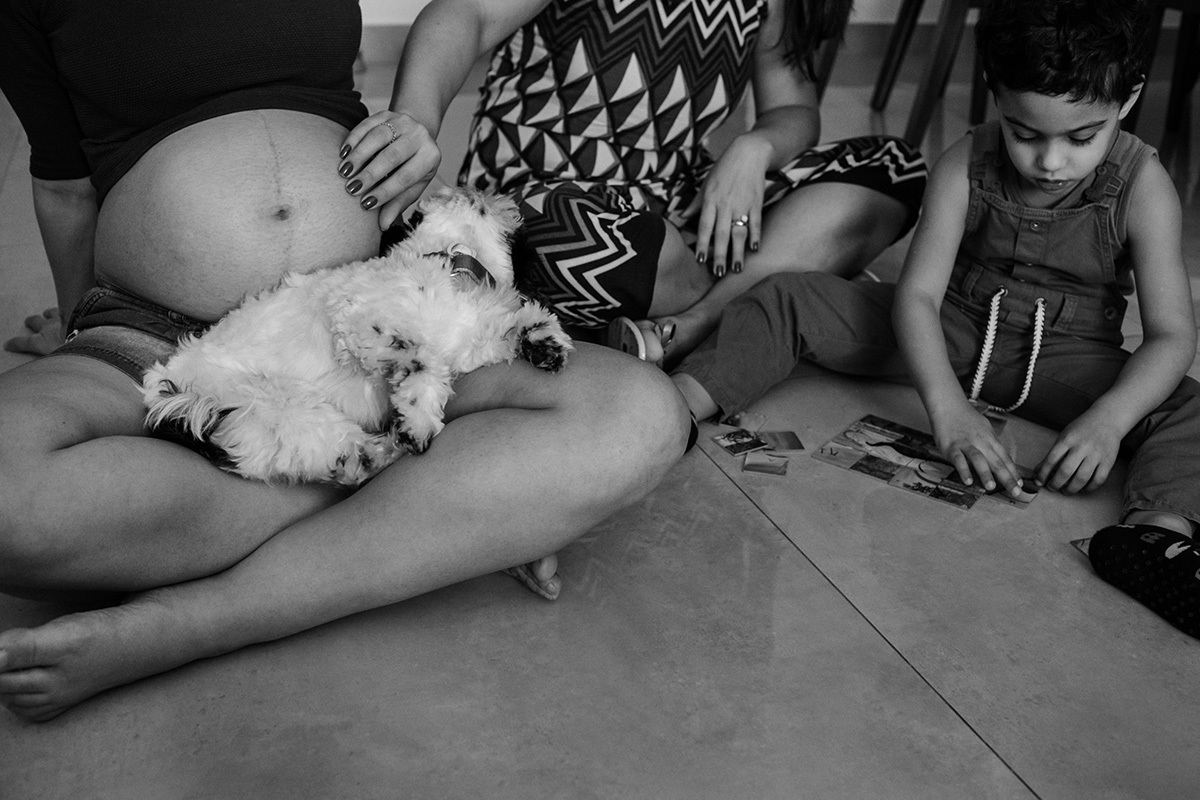 gestante com sua cadela no colo brincando de jogo de memória