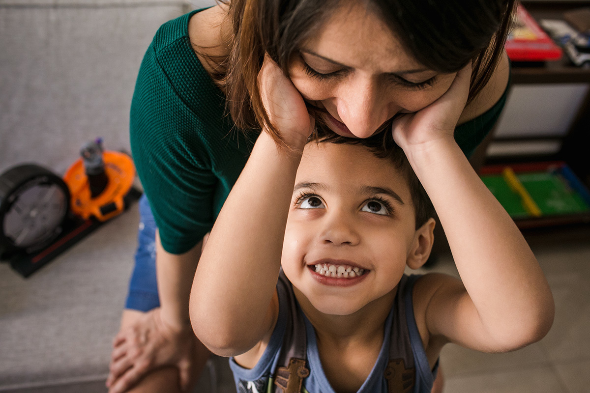 sobrinho fazendo carinho no rosto da tia que está grávida, por Adriana costa