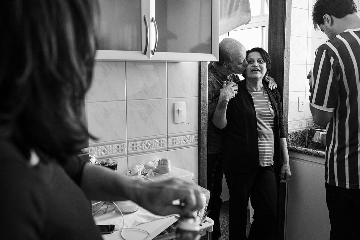 família reunida na casa da gestante