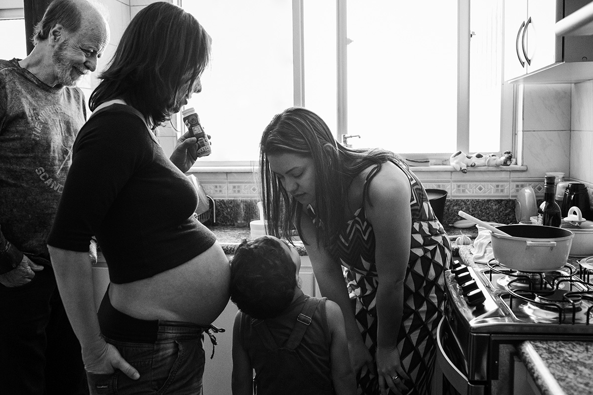 sobrinho falando um segredo perto da barriga da gestante