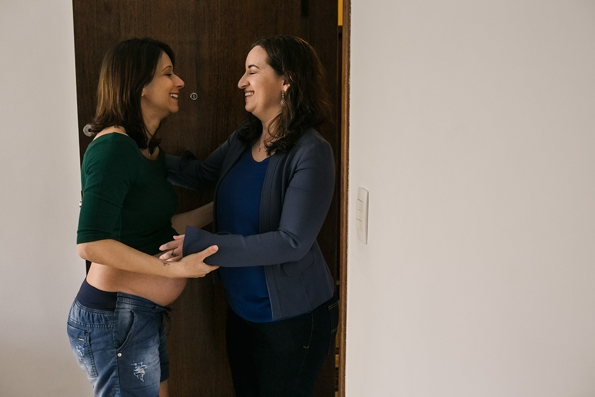 gestante recebendo em casa a madrinha de sua filha