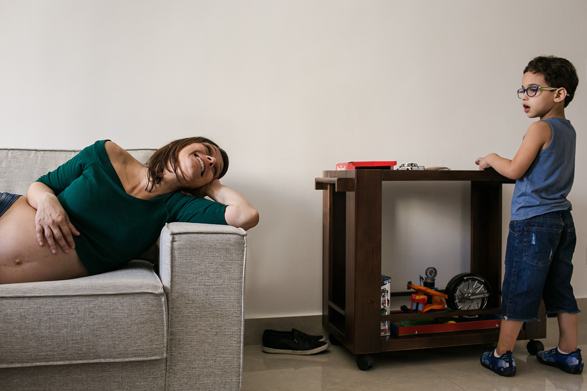 gestante rindo do seu sobrinho