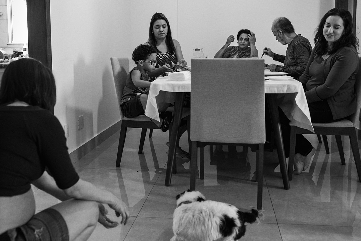 família reunida na mesa de almoço