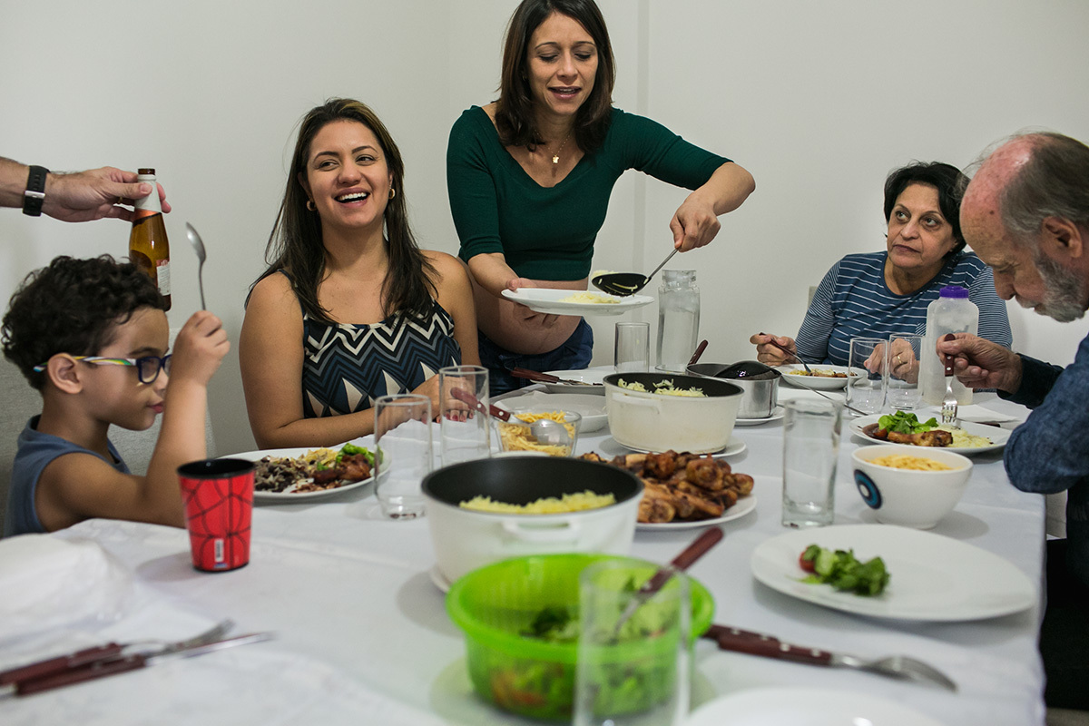 família da gestante se servido na mesa de almoço