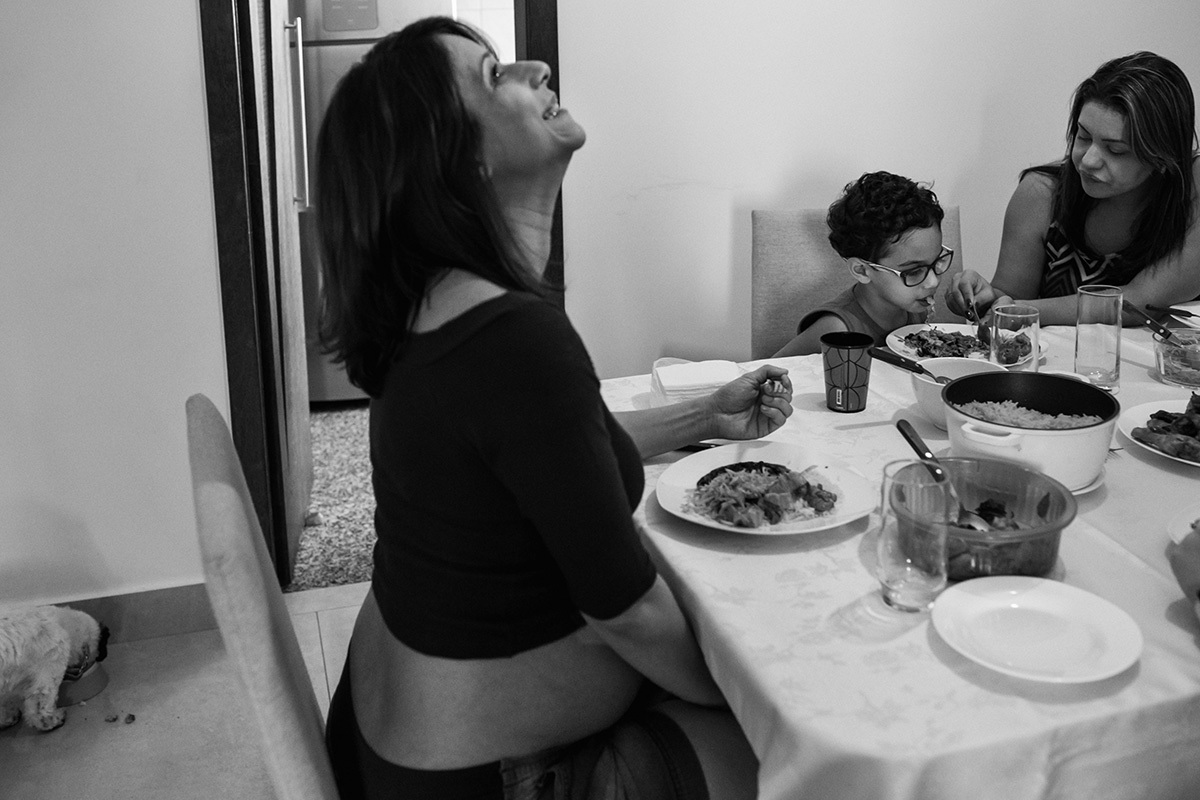 gestante rindo do sobrinho cuspindo a comida