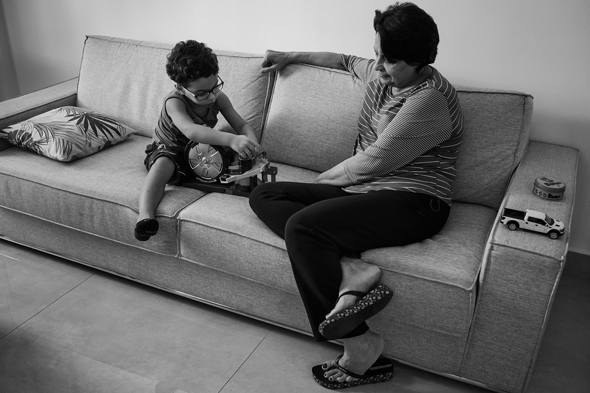 criança brincando com a avó