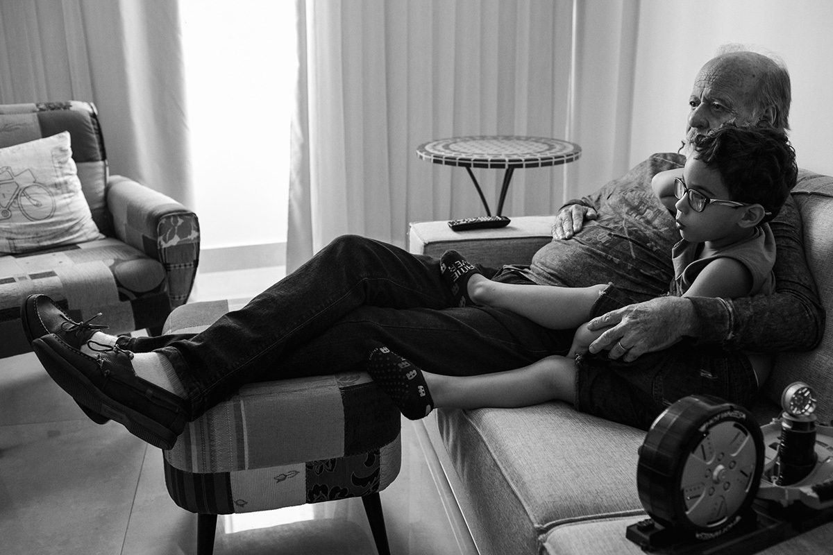 criança vendo TV com o avô