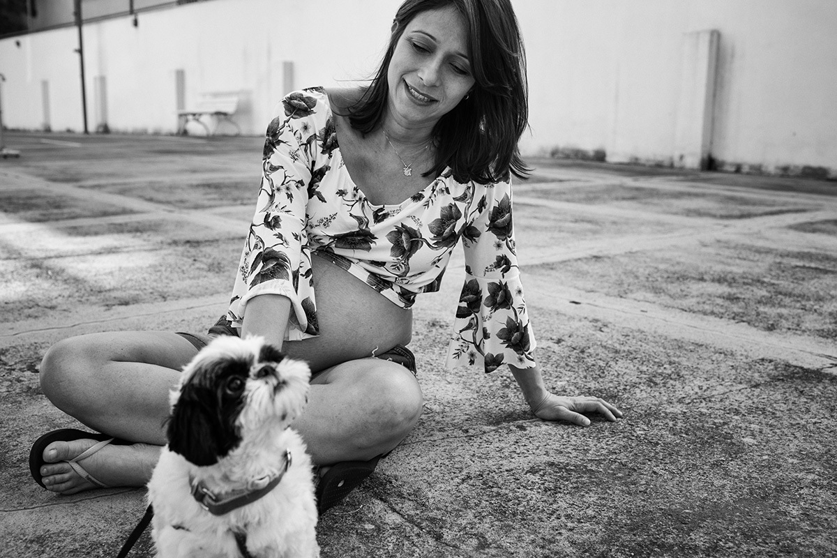 gestante e sua cachorrinha no playground do prédio