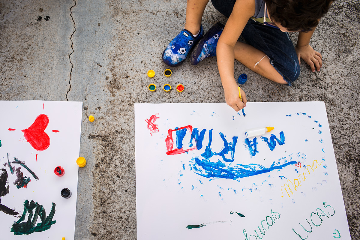 menino pintando o papel