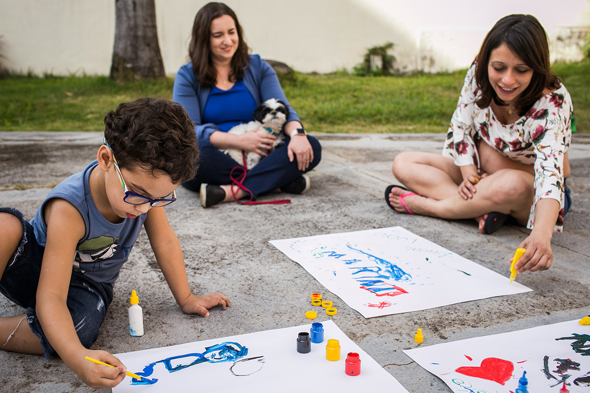 menino pintando um desenho da tia grávida