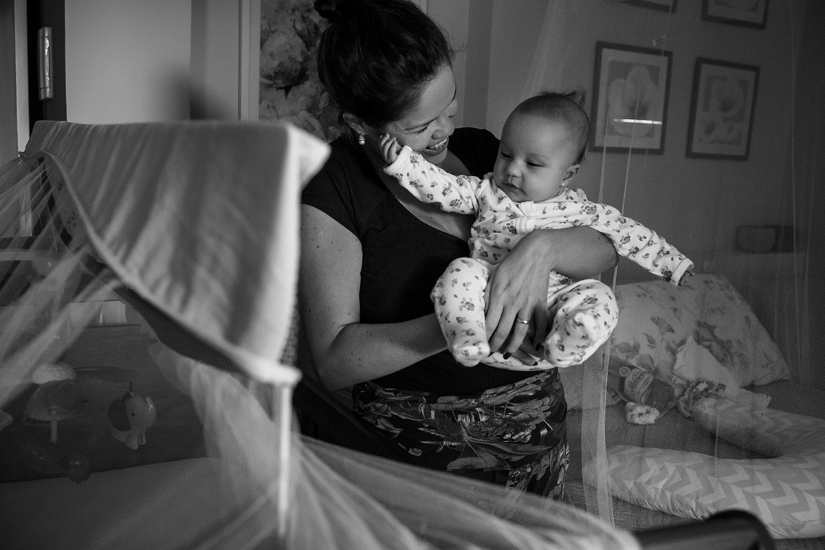 Adriana Costa registrou relação de mãe e filha de cinco meses durante um acompanhamento documental