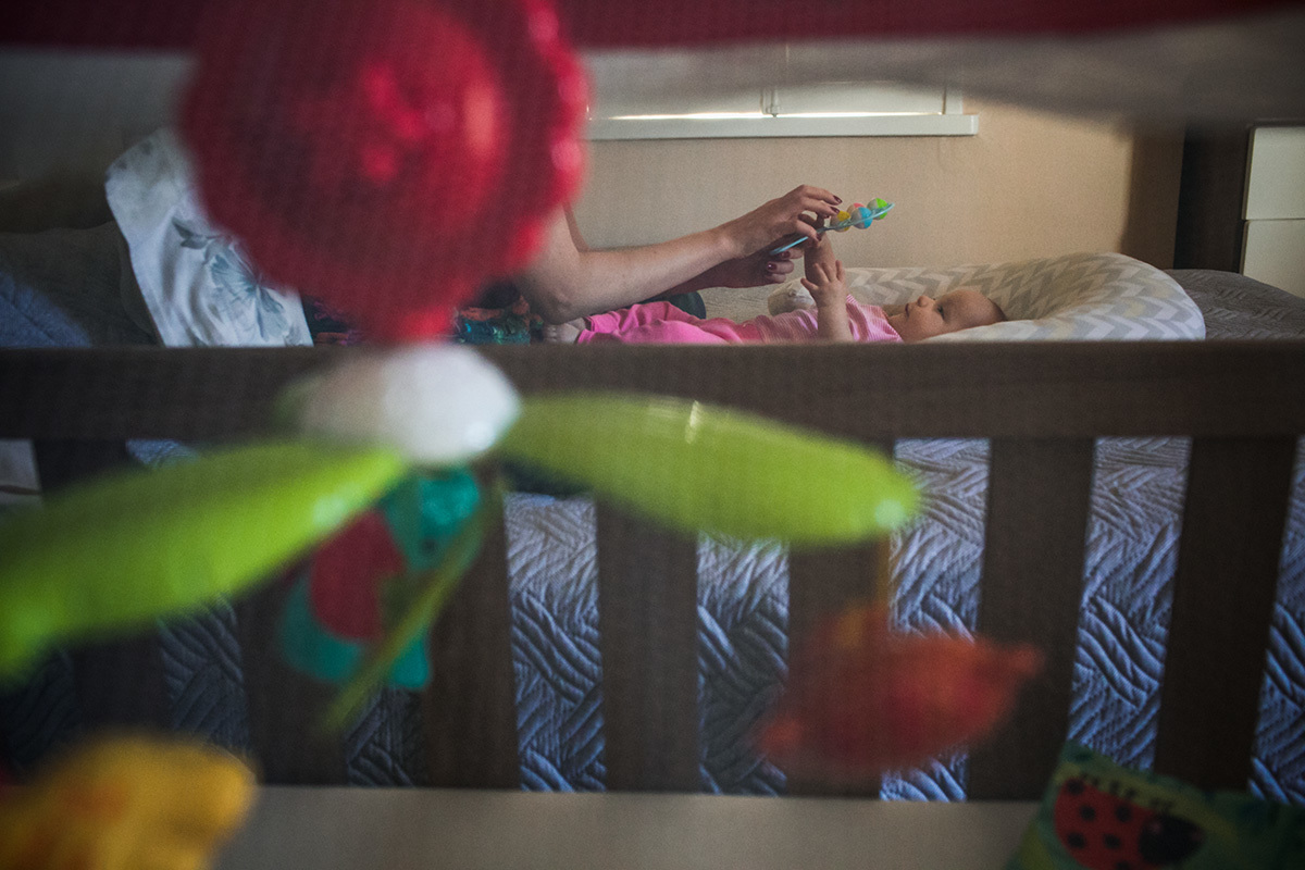 mãe em momento de tranquilizar a sua bebê para dormir, por Adriana Costa