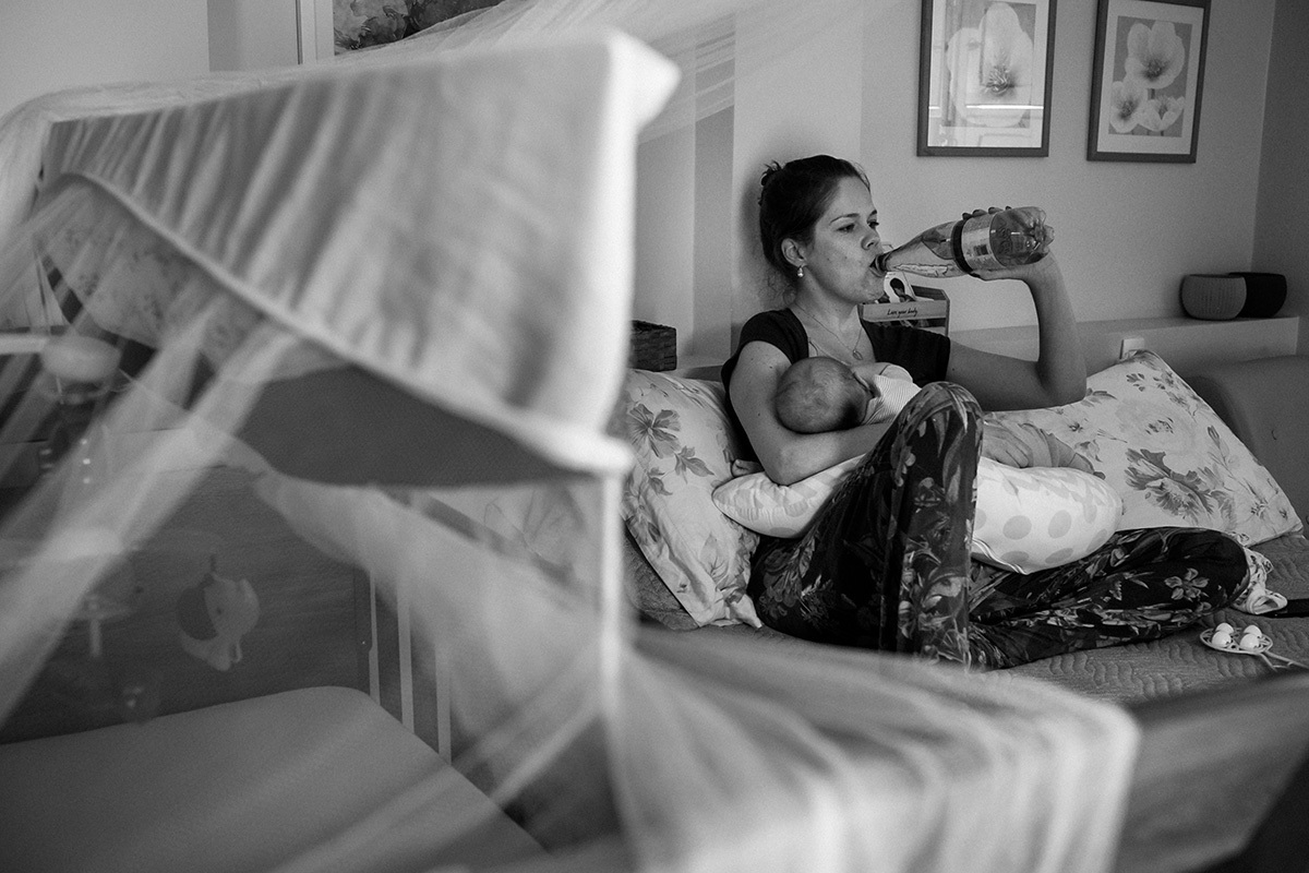 mãe bebendo água durante a amamentação, por adrianacostafotos