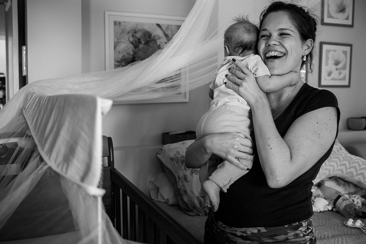 mãe rindo quando sua bebê acordou