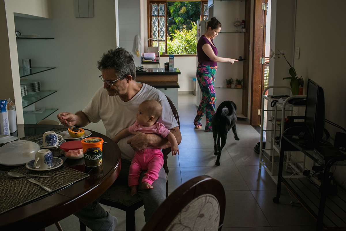 família se preparando para o café da manhã