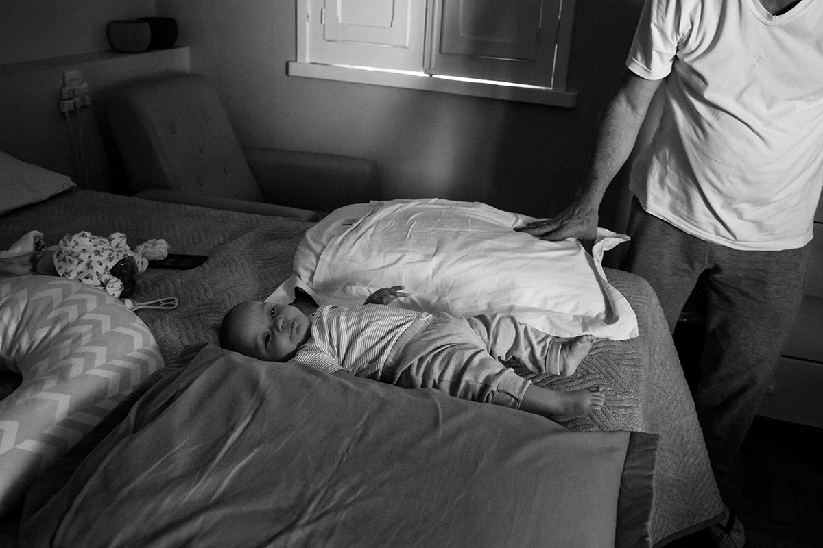 pai e filha no quarto preparando para trocar a fralda