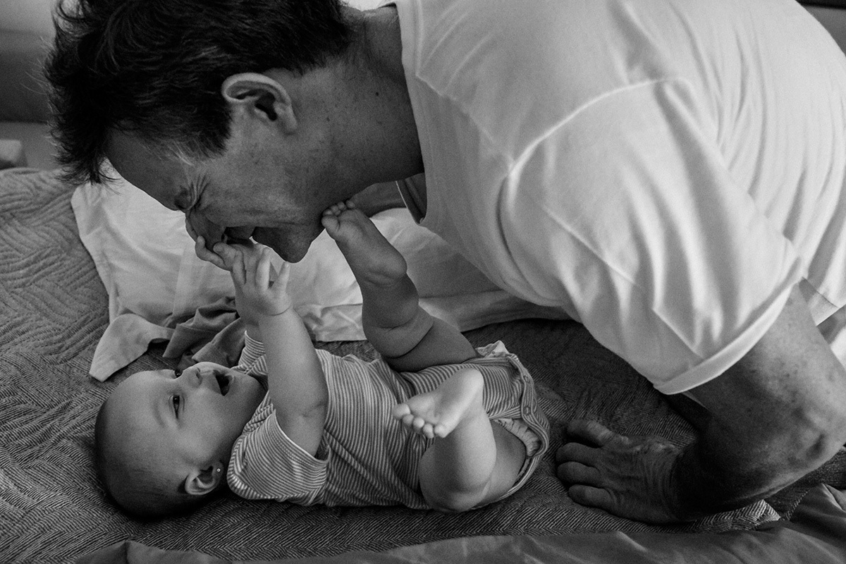 foto de Adriana Costa do pai e filha se divertindo no momento da troca da fralda