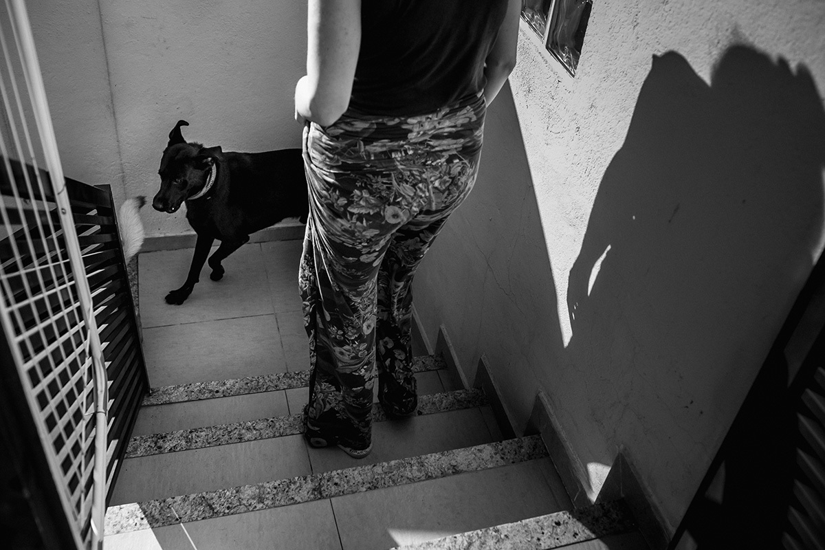 mãe indo para o quintal com os cachorros