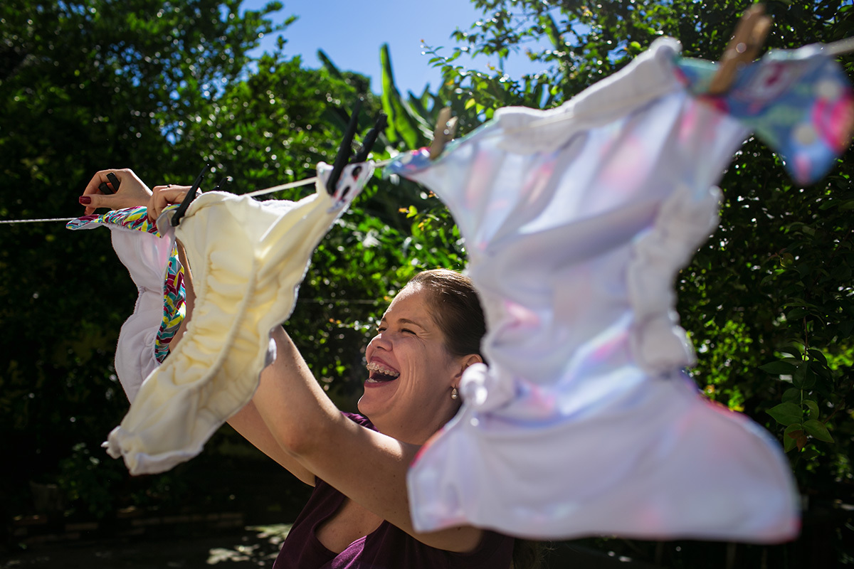 mãe colocando as fraldas ecológicas no varal para secar ao sol, por adrianacostafotos