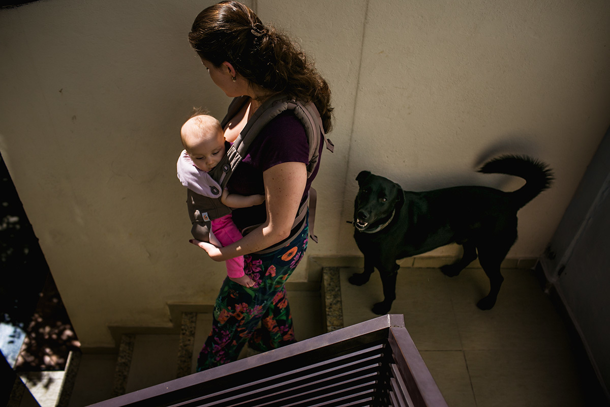 mãe e filha descendo para o quintal acompanhadas pelo cão