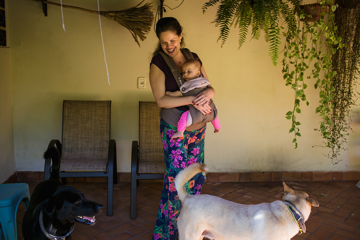 mãe, bebê e cachorros se divertindo no quintal