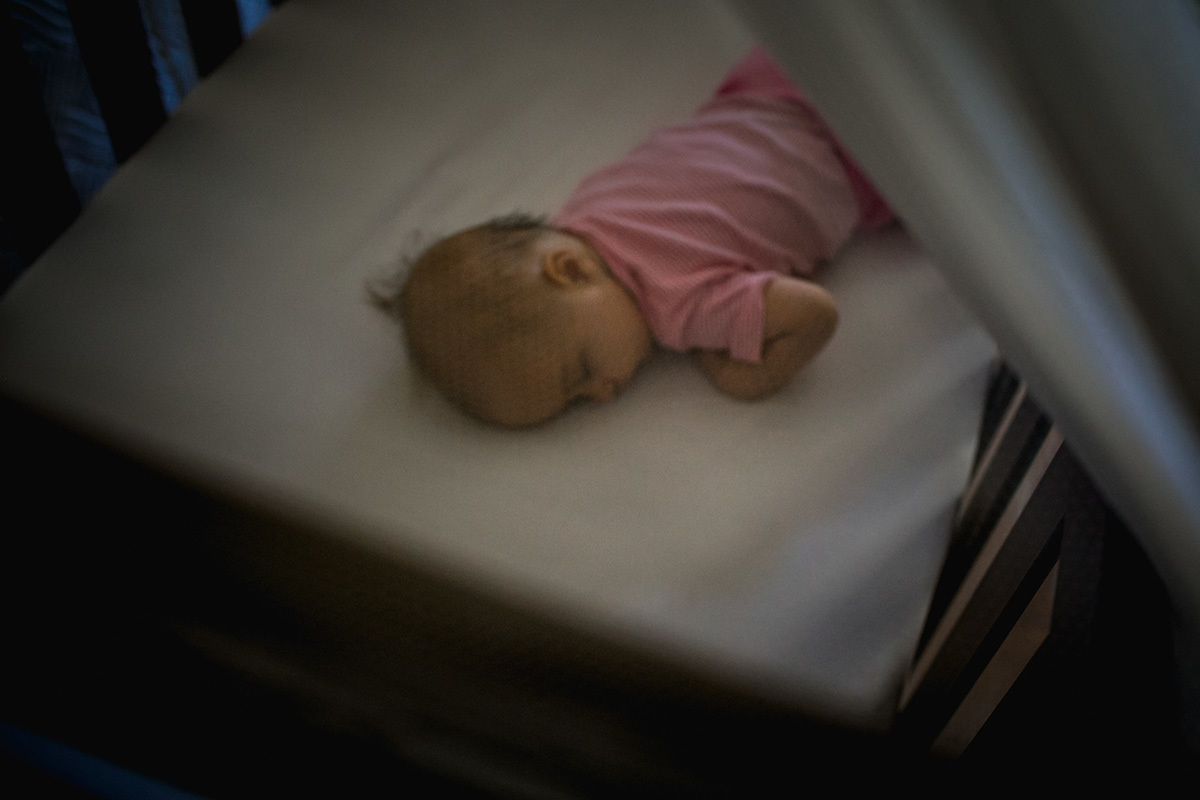 bebê dormindo no berço, por adrianacostafotos