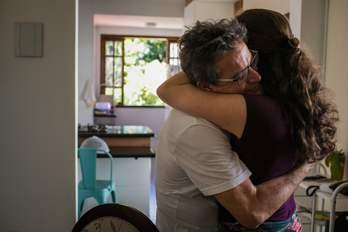 casal se abraçando feliz