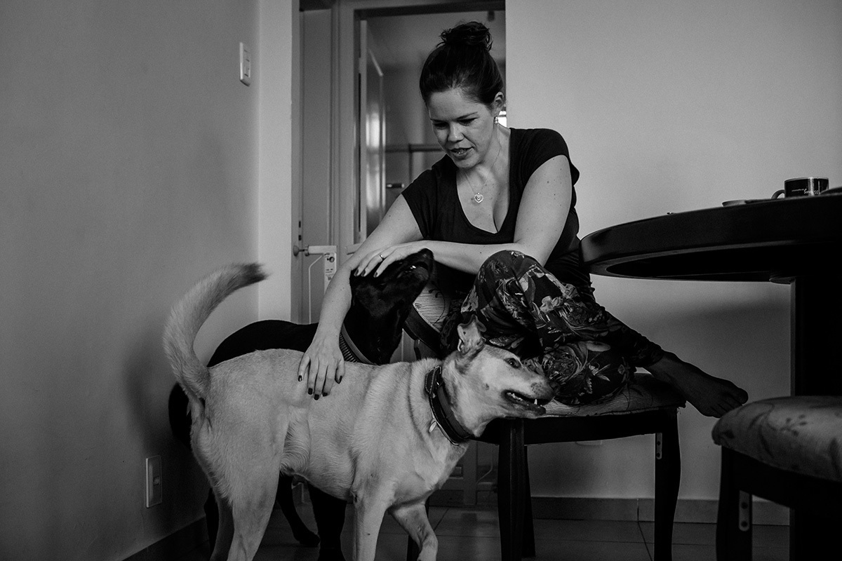 mulher brincando com os seus cães