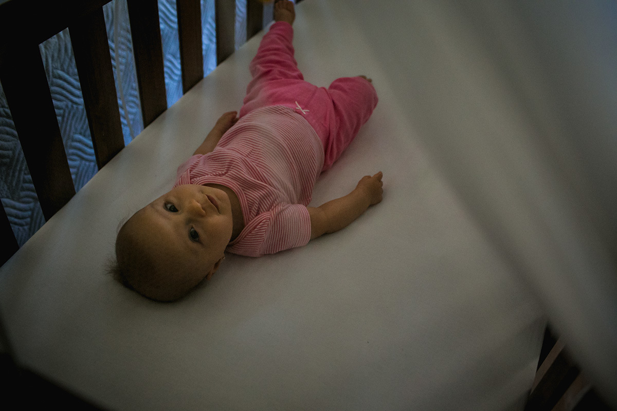 bebê acordando no berço