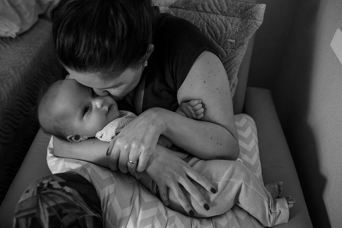 mãe dando um abraço apertado na sua bebê