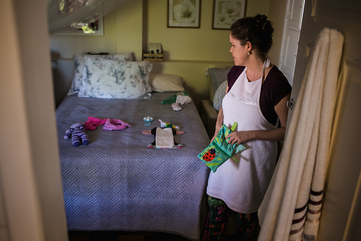 mãe preparando as coisas necessárias para trocar a filha após o banho