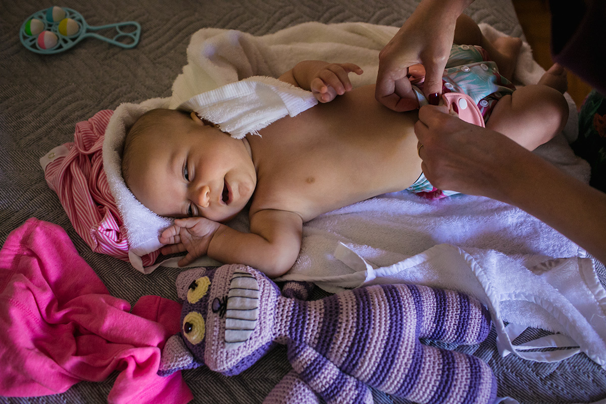 mãe secando sua bebê após o banho